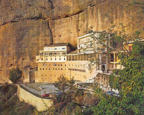 Монастырь Мега Спилео (Великая Пещера)