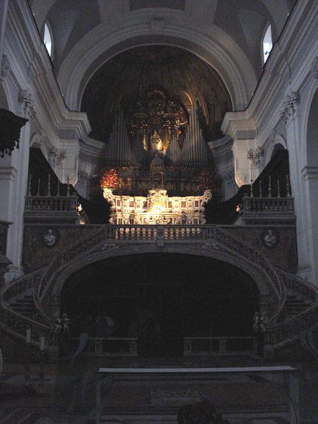 Главный алтарь базилики Санта-Марии-делла-Санита, под ним за решёткой расположен вход в катакомбы Сан-Гаудиозо