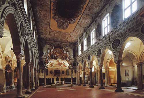 Общий вид базилики св. Реституты с барочным декором и с античной колоннадой 