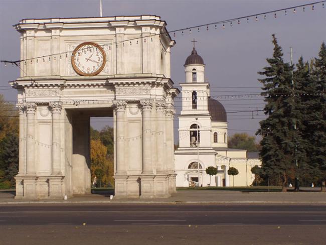 Триумфальная арка и православный кафедральный собор в центре Кишинёва