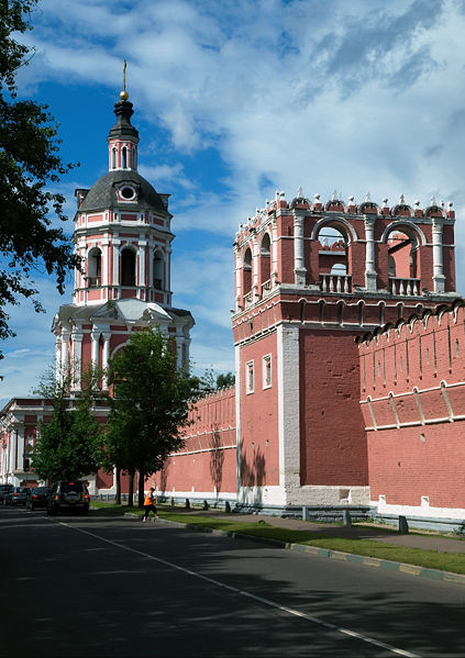 Стена и башня Донского монастыря (на втором плане — надвратная колокольня)