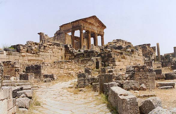 Руины древнеримских базилик в г. Дугга