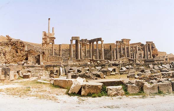 Руины древнеримских базилик в г. Дугга