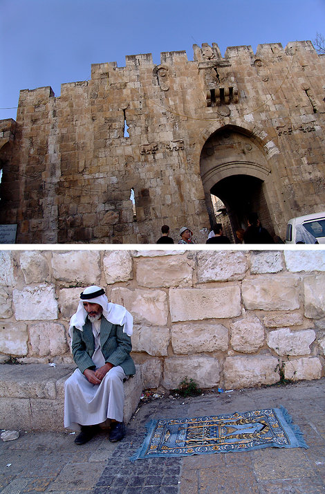 Утро следующего дня приводит нас, наконец, к крепостным стенам древнего Иерусалима. Через Львиные ворота (на их стенах четыре барельефа львов) входим в старый город