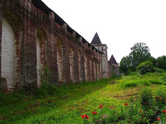 Монастырские стены