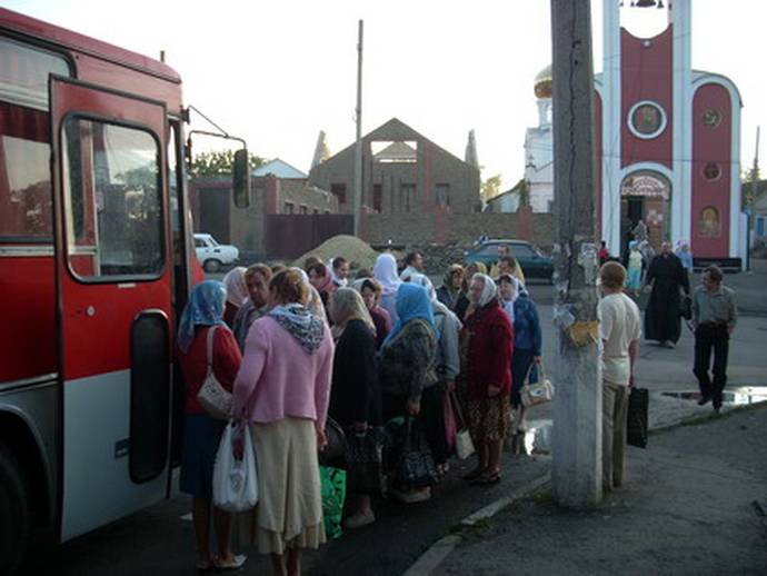 Посадка паломников в автобус