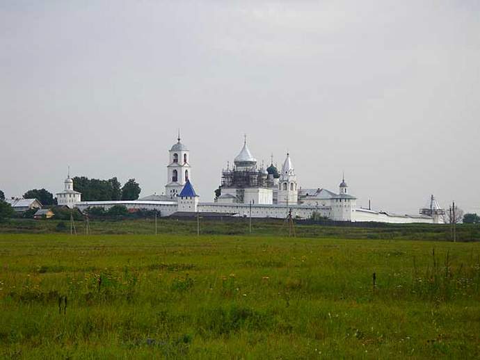 Вид на монастырь с источника