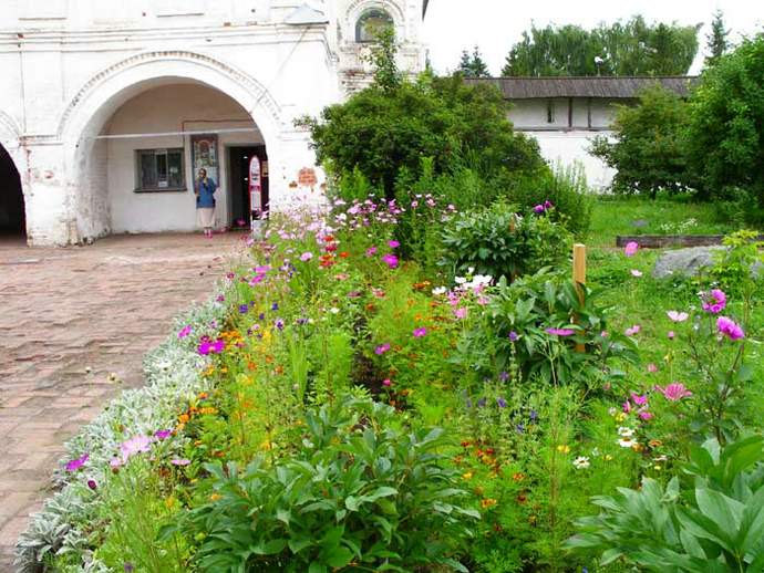 На территории монастыря