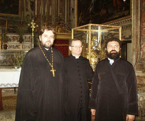 Отец Андрей Бойцов у мощей Преподобной вместе с доном Кармине, настоятелем церкви св. Марии Египетской и настоятелем румыно-православного прихода 