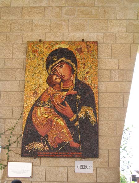  Дом Иосифа Обручника. Мозаичная икона Божией Матери на фасаде католического храма.