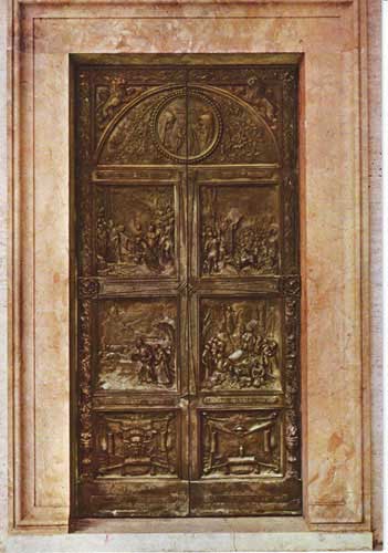 Новые бронзовые двери (правые), дар президента Италии Луиджи Энауди, изваянные в 1954 году скульптором Пьетро Каноника