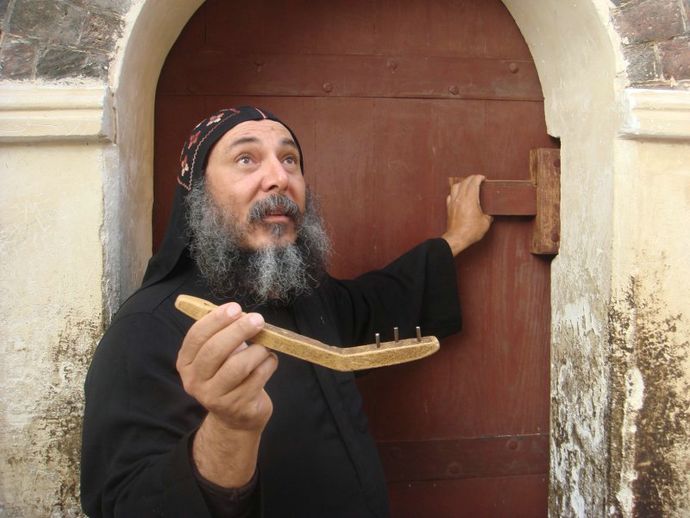 Наш гид отец Пимен и старинный ключ храма 4 в. Монастырь Эль Мухарраке