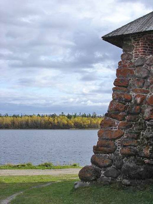 Святое озеро и монастырская башня