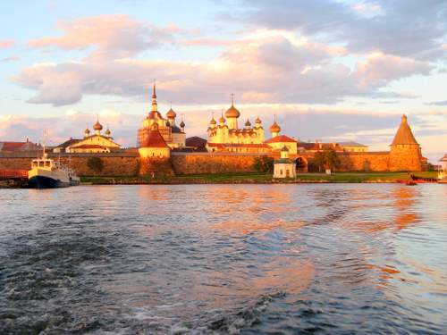 Соловецкий монастырь в лучах незаходимого вечернего солнца