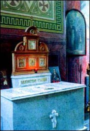 В этой мраморной гробнице во Владимирском соборе покоятся мощи одиннадцати задонских старцев