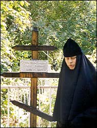 Настоятельница Тихвинского монастыря монахиня Феофилакта возле могилы старца схимонаха Максима