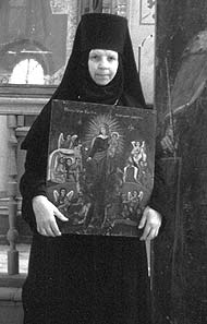 монахиня Марфа (Мухина) с обновившимися иконами
