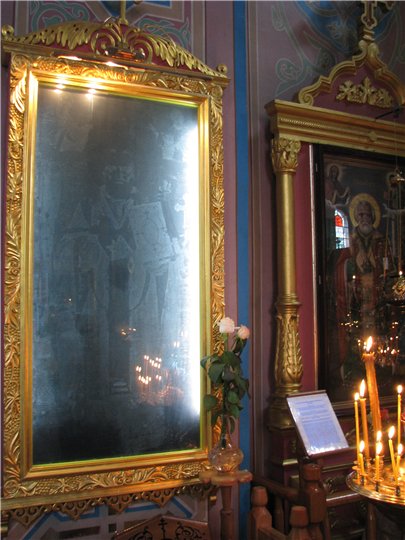 Слева от входа вист икона Николая Чудотворца, которая как негатив передалась на стекло (как в Киеве в Свято-Введенском м-ре, "Призри на смирение")