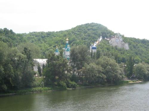 Общий вид Святогорской Лавры с моста через Северный Донец
