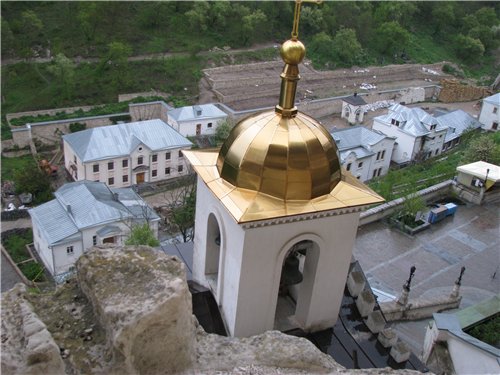 все это ущелье когдато было морем, если посмотреть на стены, в них обильные вкрапления ракушек...все эти пещерки "работа" моря когда оно тут было...