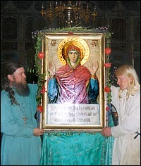 Священник Александр и диакон Игорь (справа) держат икону "Нерушимая Стена"