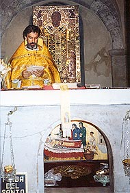 Священник Анатолий Урсув молится возле мощей Святителя Николая