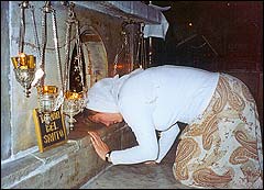 Паломница Светлана Трифонова возле святых мощей.