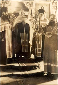 Старинная фотография - игумен Зосима (в центре) с монахами подземного монастыря Старинная фотография - игумен Зосима (в центре) с монахами подземного монастыря