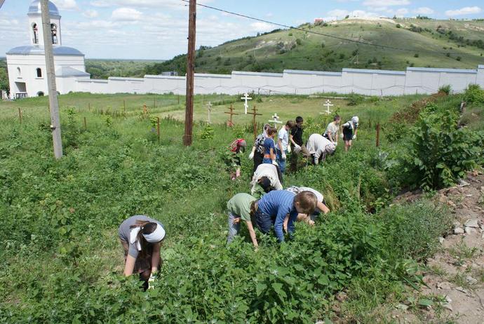 После  экскурсии дети и взрослые имели счастливую возможность потрудиться во  славу Божию 