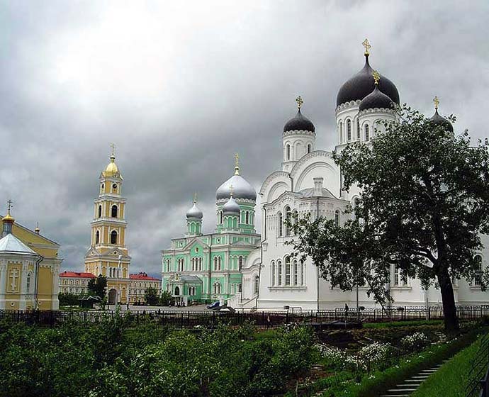 Наша группа прибыла в Дивеево ранним утром. До службы было еще далеко