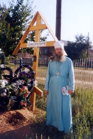 протоиерей Александр Максимов возле могилы старца Паисия