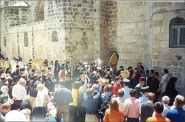 Пасха, крестный ход от Иерусалимской Патриархии в Храм Гроба Господня 