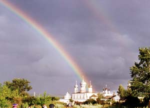 двойная радуга над Макарьевским монастырем. Снимок сделан в первой паломнической поездке "Волга Православная" в 1995 году
