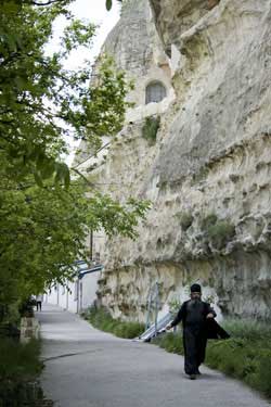 Пещерные монастыри в Крыму - не редкость. Многие из них очень древние. Часть келий и храмов этих монастырей располагаются в вырубленных в скалах пещерах. На фото: пещерный Успенский монастырь под Бахчисараем