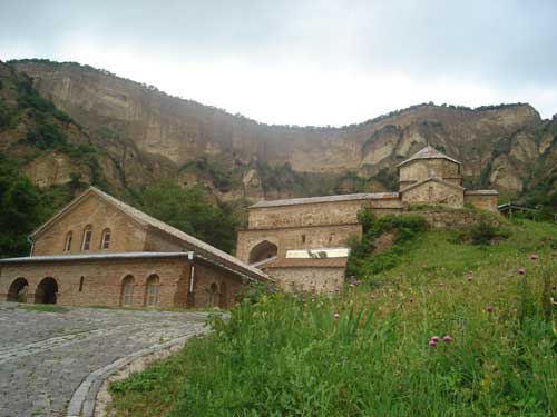 Горный Шио-Мгвимский монастырь окружен бесчисленными пещерами, где во времена царицы Тамары подвизались пять тысяч монахов