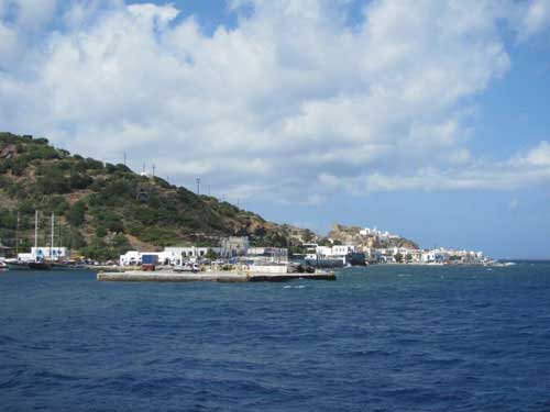 Остров Нисирос, в древности он назывался Порфирис