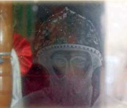 образ Святителя Спиридона Тримифунтского, чудесно проявившийся на оконном стекле