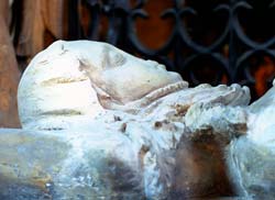 увенчанную короной; скульптурное изображение святой Людмилы на гробнице с ее мощами