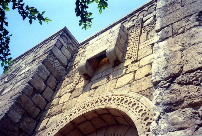 Балкон, с которого был спущен апостол Павел