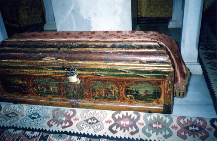 Частицы мощей святого Иоанна-Владимира в ковчежце на престоле