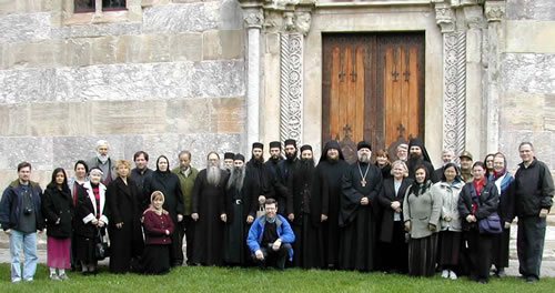Паломники с братией монастыря Дечаны. 