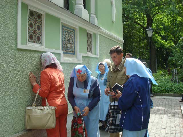 У часовни св. блаженной Ксении Петербургской