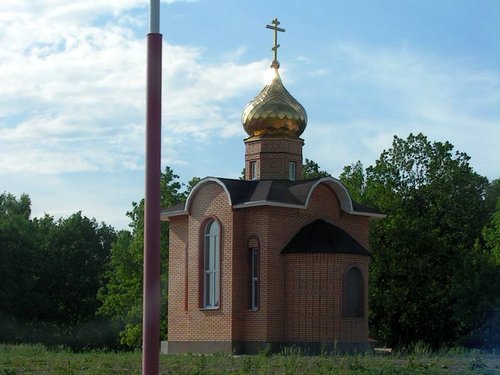 Иногда по дороге встречаются такие часовни