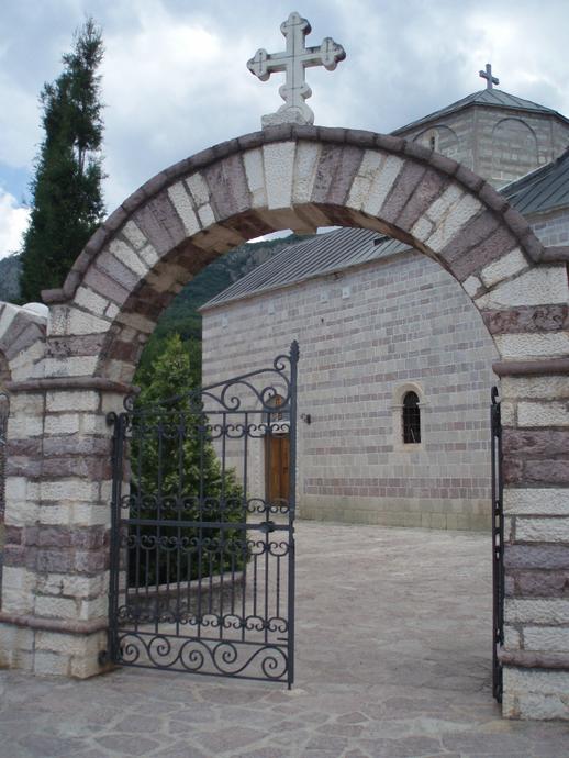 Главные ворота монастыря Подмайне