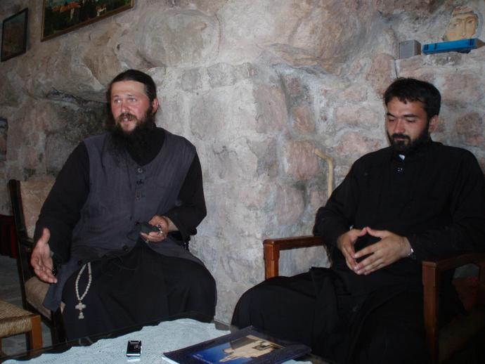 Монах Серафим и отец Синиша (в черном)