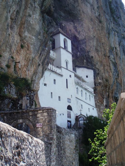 Монастырь Острог - одно из самых удивительных мест в Черногории