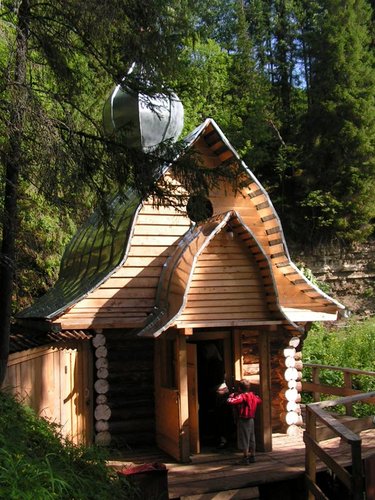 Над источником построена деревянная часовня