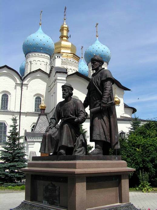 Рядом с Благовещенским собором установлен памятник его строителям