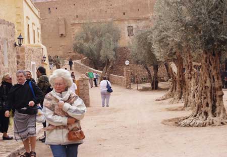Паломники и туристы у стен монастыря