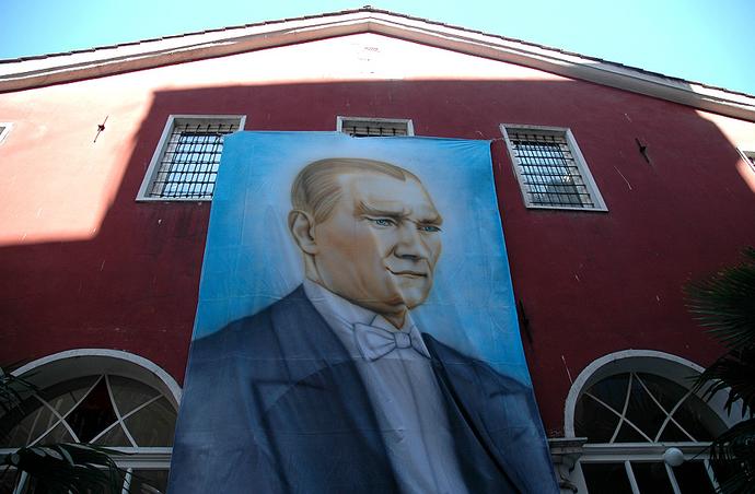 Портрет Ататюрка на одной из церквей. Фото: иером.Игнатий (Шестаков)